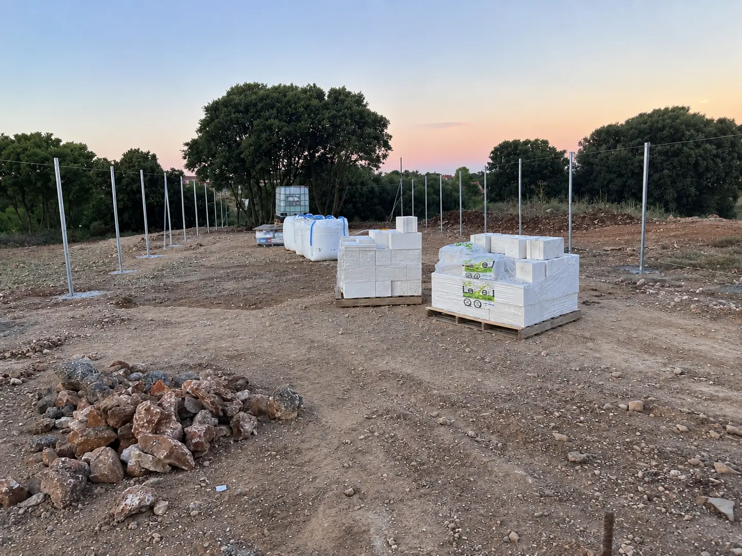 Muro y valla perimetral — Antes